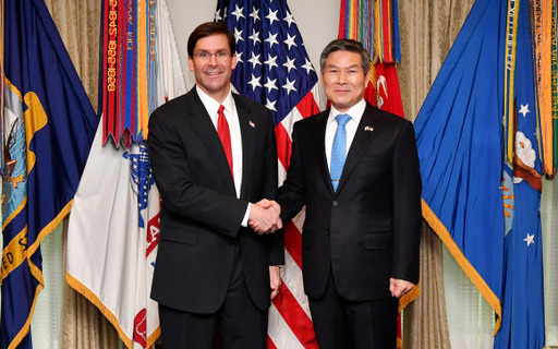 정경두 국방부 장관과 마크 에스퍼 미국 국방부 장관이 24일(현지시간) 미국 워싱턴 D.C.에서 한미 국방장관회담에 앞서 기념촬영 하고 있다. 연합뉴스