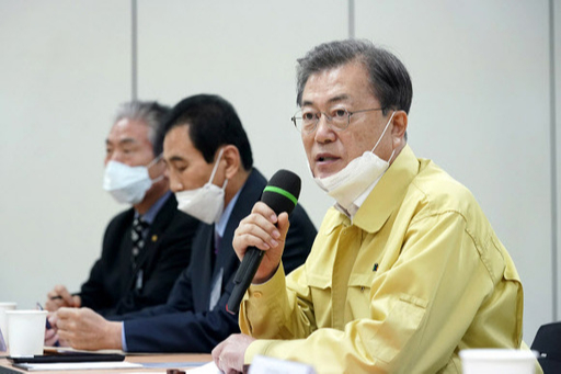 문재인 대통령이 지난 25일 대구 동대구역에서 열린 신종 코로나바이러스 감염증(코로나 19) 대응 대구지역 시장·소상공인 간담회에 참석해 발언하고 있다. 청와대 제공