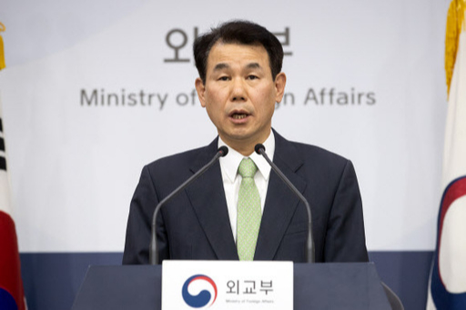 정은보 외교부 한미 방위비분담특별협정(SMA)협상대사가 28일 서울 종로구 정부서울청사 별관에서 주한미군의 한국인 근로자 무급휴직 계획에 대한 입장을 밝히고 있다. 뉴스1