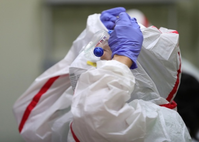 지난 28일 오전 신종코로나바이러스 감염증(코로나19) 확진자 격리병상이 마련된 계명대학교 대구동산병원에서 의료진이 근무를 교대하기 위해 보호장비를 착용하고 있다. 대구=연합뉴스