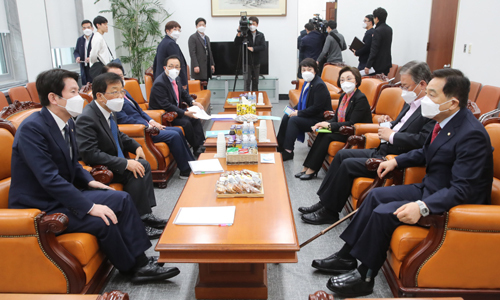 더불어민주당 조정식 정책위의장(가운데)이 1일 오전 서울 여의도 국회 당대표회의실에서 국민안전 부문(보건의료) 관련 총선 공약을 발표하고 있다. 남정탁 기자
