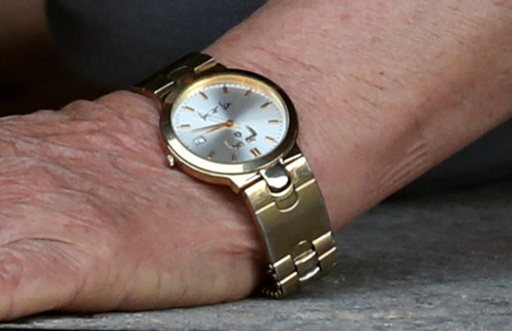 이만희 신천지 총회장이 2일 오후 경기 가평군에서 기자 회견을 연 가운데, 이 총재의 손목에 봉황 무늬와 함께 ‘박근혜 대통령’이라 새겨진 시계가 보인다. 가평=뉴스1