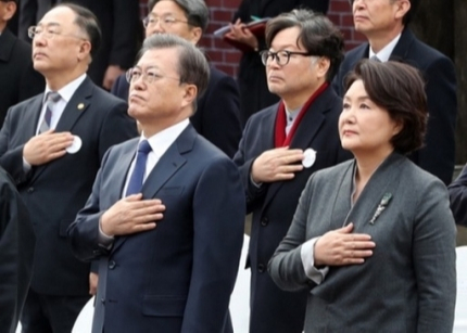 문재인 대통령과 김정숙 여사가 1일 열린 제101주년 3·1절 기념식에서 국기에 대한 경례를 하고 있다. 뉴시스