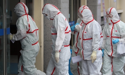 하룻밤 사이 신종 코로나바이러스 감염증(코로나19) 확진자가 376명 추가돼 총 3526명으로 늘어난 1일 오전 코로나19 지역거점병원인 대구 중구 계명대 대구동산병원에서 보호구를 착용한 의료진이 근무 교대를 위해 병동으로 들어가고 있다. 뉴스1