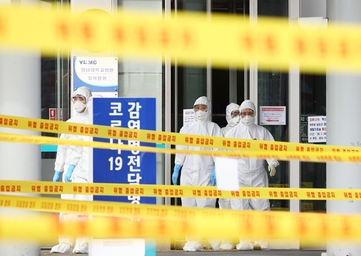 1일 대구시 북구 학정동 근로복지공단 대구병원에서 신종 코로나바이러스 감염증(코로나19) 확진자를 치료 중인 의료진이 분주하게 움직이고 있다. 연합뉴스