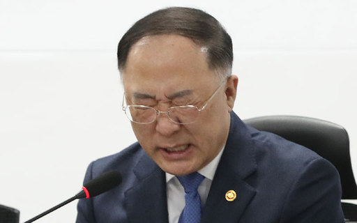홍남기 경제부총리가 신종 코로나바이러스 감염증(코로나19) 대응 추경예산 편성 당정협의에서 소상공인의 어려움에 대해 발언하며 울먹이고 있다. 연합뉴스
