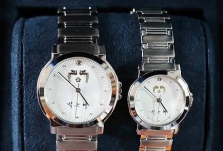 지난 정부에서 제작된 은장시계. 연합뉴스