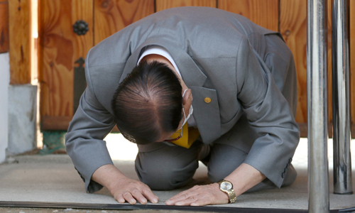 2일 경기도 가평군 신천지예수교 증거장막성전(신천지) 평화의 궁전에서 열린 기자회견에서 이만희 총회장이 큰절하고 있다. 가평=남정탁 기자