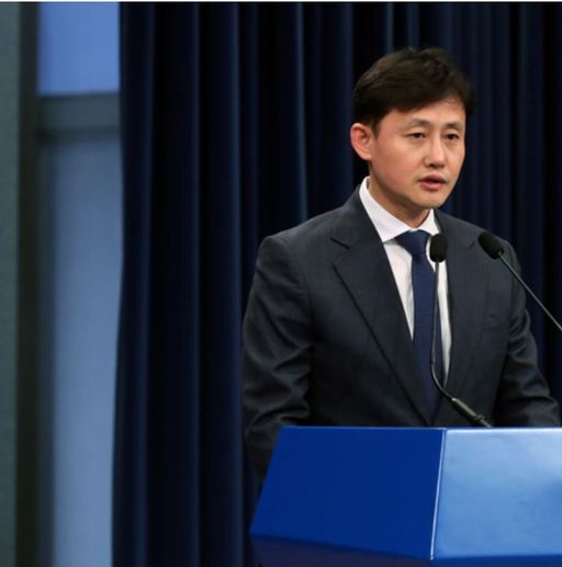 윤재관 청와대 부대변인이 19일 오후 청와대 춘추관 대브리핑실에서 신종 코로나바이러스 감염증(코로나19) 경제계 간담회 후속 조치 계획을 발표하고 있다. 뉴시스