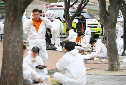 3일 대구시 수성구 노변동 대구스타디움에서 119 구급대원들이 신종 코로나바이러스 감염증(코로나19) 경증 확진자 이송을 끝내고 늦은 점심을 해결하고 있다. 대구에서 코로나19 확진자가 늘어나며 병상이 부족해지자 이날 시내에 흩어져 있던 경증 확진자 약 300여명은 119 앰뷸런스를 타고 대구스타디움에 집결 후 마련된 버스를 타고 경주 등에 있는 지정된 생활치료센터로 이동했다. 연합