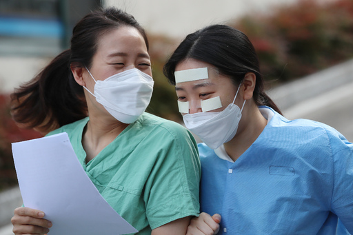 3일 오전 신종 코로나바이러스 감염증(코로나19) 지역거점병원인 대구 중구 계명대 대구동산병원에서 근무 교대를 준비하러 가는 의료진 얼굴에 보호구 착용으로 얼굴에 상처가 깊어가고 마구 눌리는 것을 막기 위해 의료용 반창고가 붙어 있다. 뉴스1