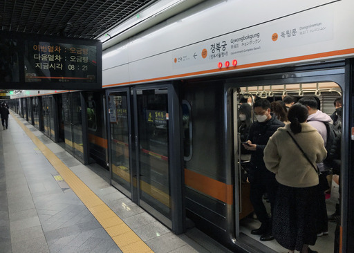 국내 신종 코로나바이러스 감염증(코로나19)의 확산세가 이어지면서 서울 지하철과 버스 등 대중교통 이용객이 급감한 가운데 지난 2일 오전 서울지하철 3호선 오금행 열차가 한산한 모습을 보이고 있다.   하상윤 기자