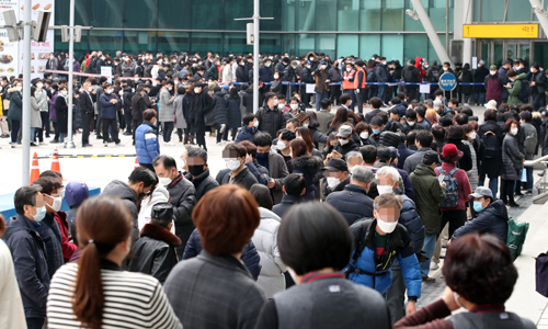 3일 마스크 공적 판매처인 서울역에서 시민들이 마스크를 사기 위해 길게 줄지어 서 있다. 연합뉴스