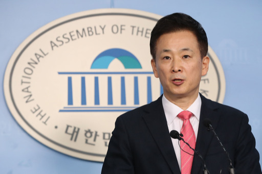 유영하 변호사가 4일 오후 서울 여의도 국회 정론관에서 박근혜 전 대통령이 옥중에서 자필로 쓴 편지를 공개하고 있다. 뉴스1