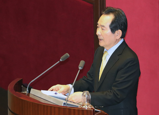 정세균 국무총리가 5일 국회에서 열린 본회의에서 신종 코로나바이러스 감염증(코로나19) 추가경정예산안(추경)을 조속히 처리해달라고 요청하는 시정연설을 하고 있다. 연합뉴스