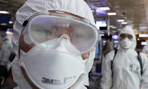 육군 제2작전사령부 등 군 장병이 6일 오후 신종 코로나바이러스 감염증(코로나19) 확산에 대비해 대구국제공항을 방역하고 있다. 임무를 마친 한 병사의 고글에 김이 서려 있다. 연합뉴스