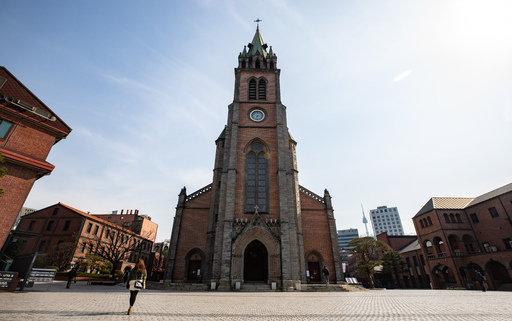 신종 코로나바이러스 감염증(코로나19)이 확산세를 보이고 있는 6일 오후 서울 중구 명동성당이 한산한 모습을 보이고 있다. 명동성당을 포함한 천주교 서울대교구는 코로나19 예방 차원으로 지난달 26일부터 오는 10일까지 미사 중단을 결정했다. 뉴스1