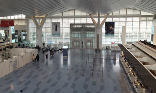 하네다공항 출국장의 8일 오후 전경. 코로나19 영향으로 이미 중국 본토로 가는 항공편은 대부분 운항을 중단한 데다가 여행객이 줄어들어 한산한 모습을 보이고 있다. 도쿄=연합뉴스