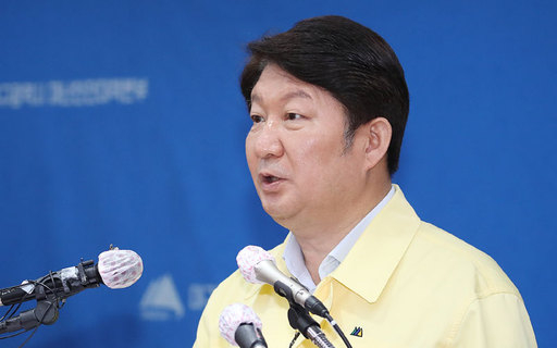 권영진 대구시장이 신종 코로나바이러스 감염증(코로나19) 대응에 대한 브리핑을 하고 있다. 뉴스1