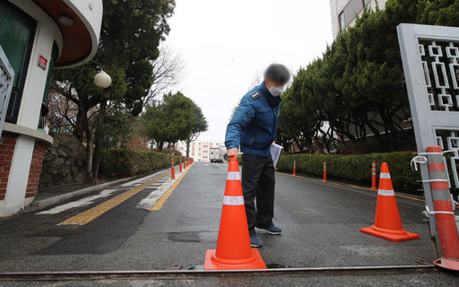 지난 7일 대구 달서구 성당동 대구광역시종합복지회관 입구에서 청원경찰이 출입을 통제하고 있다. 보건당국과 대구시에 따르면 대구시종합복지회관 안쪽 한마음아파트 2개 동에 대한 코호트 격리 조치가 이뤄졌다. 뉴스1