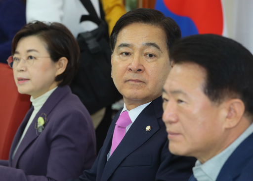 8일 미래통합당 심재철 원내대표(가운데)가 기자회견을 하기 전 김정재 원내대변인(오른쪽) 쪽을 바라보고 있다. 연합뉴스