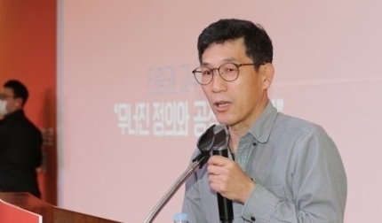 진중권 전 동양대 교수가 강연을 하고 있는 모습. 진 전 교수는 8일 현장 예배를 강행한 일부 교회를 “‘신천지’보다 더하다”고 비판했다. 세계일보 자료사진