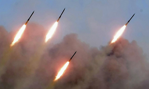 북한 조선중앙TV는 김정은 북한 국무위원장이 2일 전선장거리포병구분대의 화력타격훈련을 지도했다고 3일 보도했다. 연합뉴스