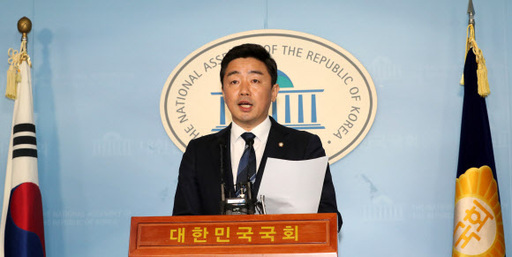 더불어민주당 강훈식 수석대변인이 9일 오후 서울 여의도 국회 정론관에서 현안 브리핑을 열고 있다. 연합뉴스