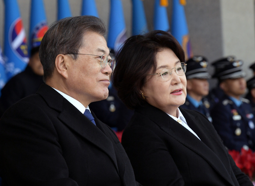 문재인 대통령과 김정숙 여사가 지난 4일 충북 청주시 공군사관학교 졸업 및 임관식에 참석해 대화하고 있다. 청주=연합뉴스