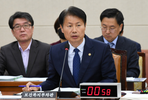 김강립 보건복지부 차관이 10일 오전 서울 여의도 국회에서 열린 보건복지위원회에 참석해 의원들의 질문에 답하고 있다. 남정탁 기자