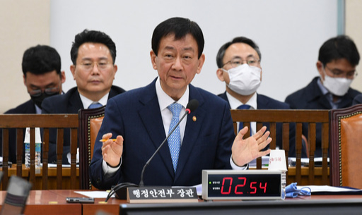 진영 행정안전부 장관이 10일 오전 서울 여의도 국회에서 열린 행정안전위원회에서 의원들의 질문에 답변하고 있다. 남정탁 기자