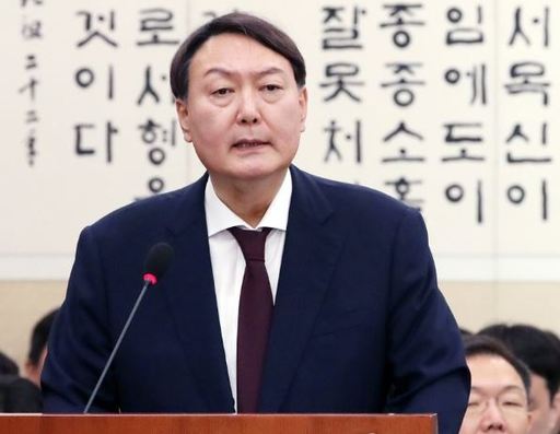 지난해 7월8일 국회 법제사법위원회에서 열린 인사청문회에 참석한 당시 검찰총장 후보자인 윤석열 서울중앙지검장이 선서를 마친 뒤 모두 발언을 하고 있다. 연합뉴스