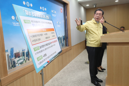 박원순 서울시장이 10일 오전 서울시청 브리핑룸에서 코로나19 관련 온라인 브리핑을 하고 있다. 연합뉴스