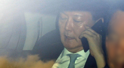 차량을 타고 이동하던 중 전화 통화를 하고 있는 윤석열 검찰총장의 모습. 연합뉴스