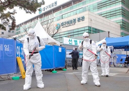 지난 3일 대구시 서구 중리동 대구의료원 일대에서 육군 2작전사령부 장병들이 코로나19 확산 방지를 위한 방역작전을 하고 있다. 연합뉴스