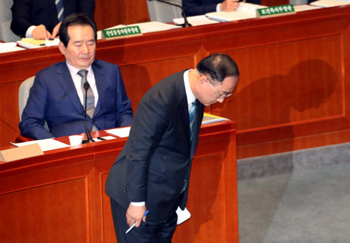 홍남기 경제부총리 겸 기획재정부 장관이 11일 오전 국회에서 열린 예산결산특별위원회 전체회의에서 제안설명 후 인사하고 있다. 왼쪽은 정세균 국무총리. 연합뉴스