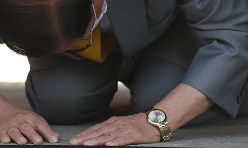 이만희 신천지예수교 증거장막성전(신천지) 총회장이 지난 2일 오후 경기도 가평군 신천지 연수원 '평화의 궁전'에서 기자회견을 열고 있다. 이 총회장의 손목에 청와대 박근혜 전 대통령의 이름이 새겨진 시계가 보이고 있다. 연합뉴스