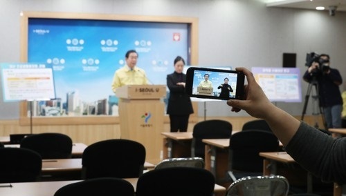 박원순 서울시장이 10일 오전 서울시청 브리핑룸에서 코로나19 관련 온라인 브리핑을 하고 있다. 연합뉴스