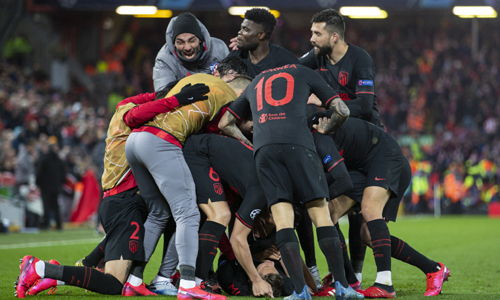 아틀레티코 마드리드 선수들이 11일(현지시간) 리버풀과 UEFA 챔피언스리그 16강전에서 골을 넣은 후 세리머니를 하고 있다. 신화통신