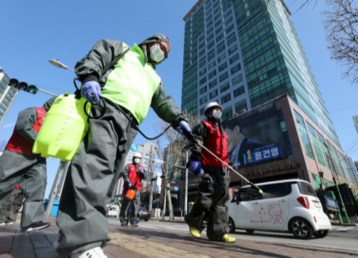 구로구 신도림동 콜센터에 발생한 신종 코로나바이러스 감염증(코로나19) 확진자가 90명으로 늘어난 11일 콜센터가 위치한 서울 코리아빌딩 앞 버스정류장에서 구로구시설관리공단 관계자들이 방역 작업을 하고 있다. 뉴스1