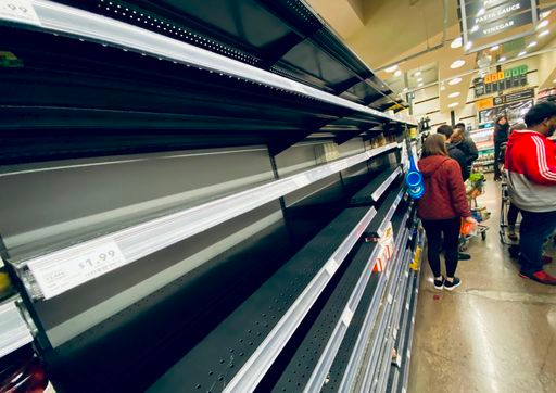 해외는 ‘텅텅’ 11일(현지시간) 오후 미국 수도 워싱턴의 한 슈퍼마켓 파스타 진열 선반이 텅 비어있다. 미국에서는 코로나19 확산에 대한 우려로 유통기한이 긴 가공식품과 보존식품 사재기가 극성이다. 워싱턴=AFP연합뉴스