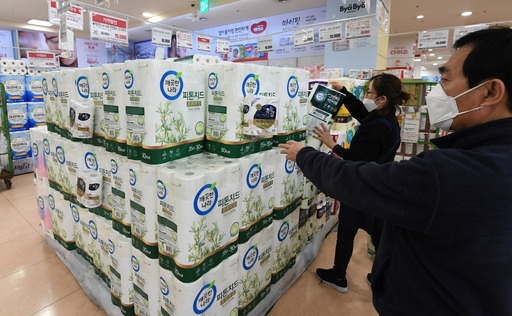 WHO가 팬데믹을 선언한 가운데 12일 오후 서울 한 대형마트에서 시민들이 생필품을 고르고 있다. 남정탁 기자