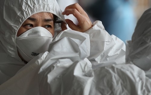 12일 오전 코로나19 확진자가 무더기로 발생한 서울 구로구 신도림동 코리아빌딩 앞 선별진료소에서 관계자들이 검사 준비에 한창이다. 연합뉴스