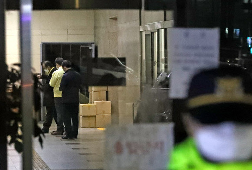 대구시가 신종 코로나바이러스 감염증(코로나19) 확산 관련 신천지 대구교회에 대한 행정조사에 들어간 12일 대구 남구 대명동 신천지 대구교회 내부 1층에 대구시와 경찰이 확보한 물품이 쌓여 있다. 뉴스1