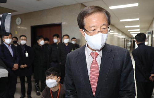 통합당 “국민 눈높이 맞춰 빠른 시일내 공천 완료” 미래통합당 공천관리위원장 직무대행인 이석연 부위원장이 14일 오후 서울 여의도 국회에서 열린 공천관리위원회에 참석하고 있다. 이 부위원장은 “혁신공천, 국민 눈높이에 맞는 공천을 빠른 시일내에 끝내겠다”고 말했다. 연합뉴스