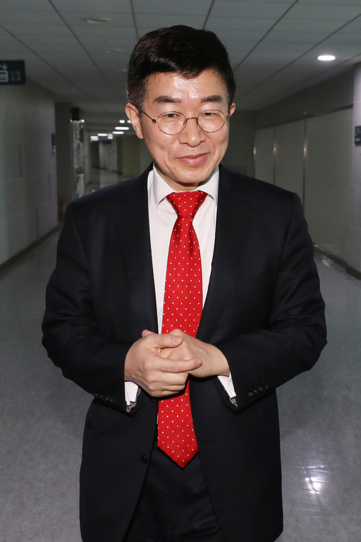 공병호 미래한국당 공천관리위원장이 15일 오후 서울 여의도 국회 의원회관에서 비례후보 면접심사를 마치고 나서고 있다. 뉴스1