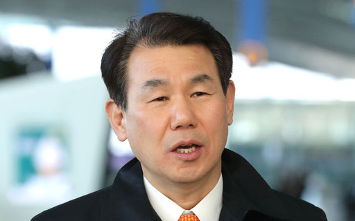 정은보 한미방위비분담금협상 대사가 인천국제공항을 통해 출국하며 취재진의 질문에 답하고 있다. 연합뉴스