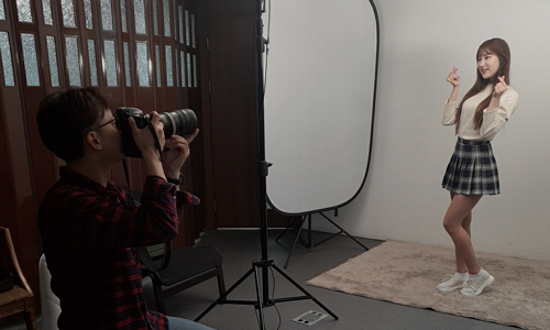 박은수 치어리더가 지난달 한 스포츠 잡지사의 사진촬영을 하고 있다. 박은수 제공