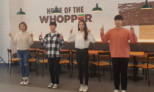 박소정 치어리더가 지난달 한 패스트푸드 업체의 온라인 광고를 촬영하고 있다. 박소정 제공