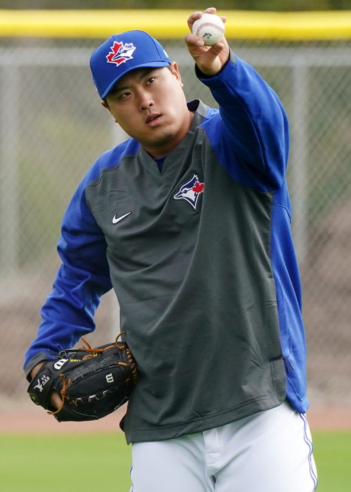 21일(현지시간) 미국 플로리다주 더니든 TD 볼파크 인근 훈련장에서 열린 토론토 블루제이스의 스프링캠프 훈련에서 야마구치 순과 짝을 이뤄 캐치볼을 하던 류현진이 야마구치를 향해 체인지업 그립을 보여주고 있다. 연합뉴스